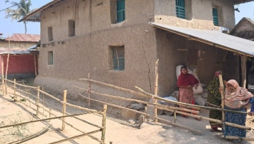 এক মাস ধরে অবরুদ্ধ থাকার অভিযোগ